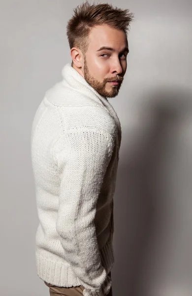 Elegante y positivo joven guapo hombre. Estudio retrato de moda . — Foto de Stock