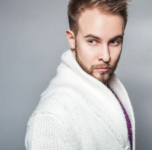 Elegante y positivo joven guapo hombre. Estudio retrato de moda . — Foto de Stock