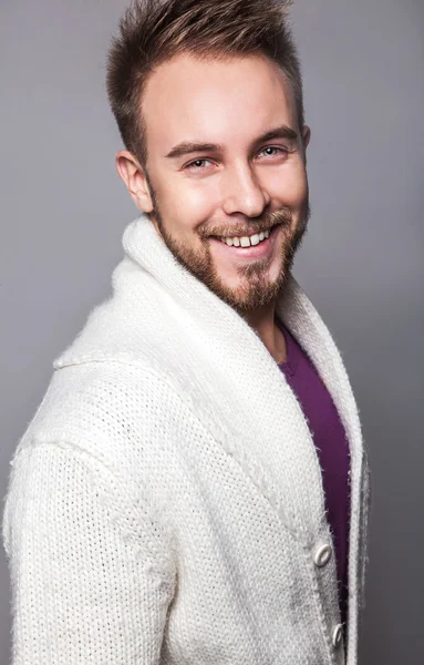 Zarif ve olumlu yakışıklı delikanlı. Studio moda portre.