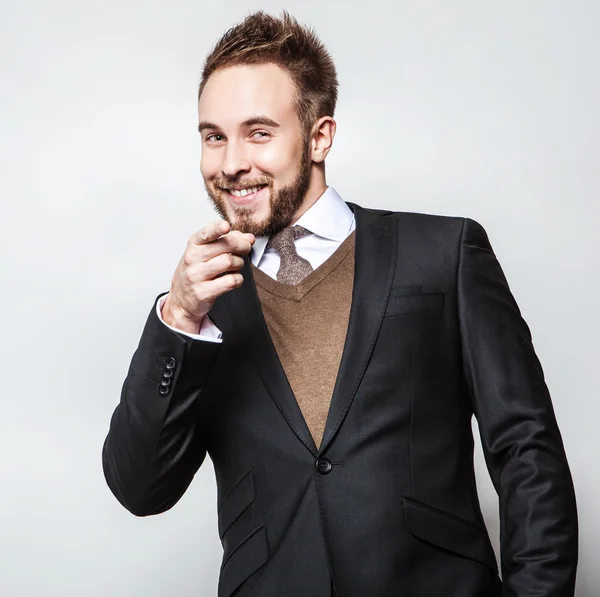 zarif ve olumlu yakışıklı delikanlı kostüm. Studio moda portre.