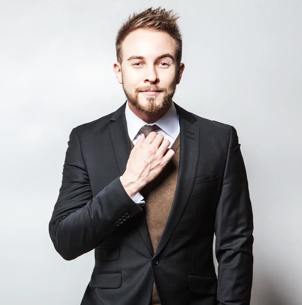 Elegante & Positivo jovem bonito homem em traje. Estúdio retrato de moda . — Fotografia de Stock