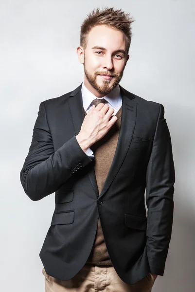 Elegante y positivo joven guapo hombre en traje. Estudio retrato de moda . —  Fotos de Stock