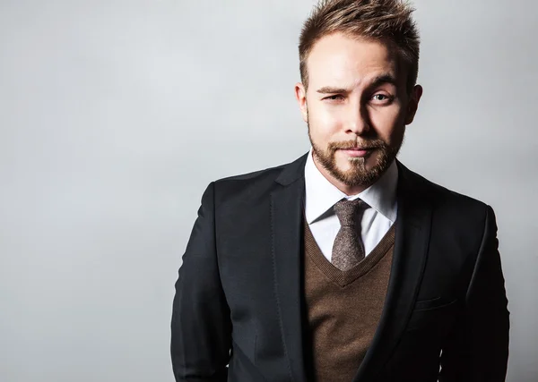 Elegante & Positivo jovem bonito homem em traje. Estúdio retrato de moda . — Fotografia de Stock