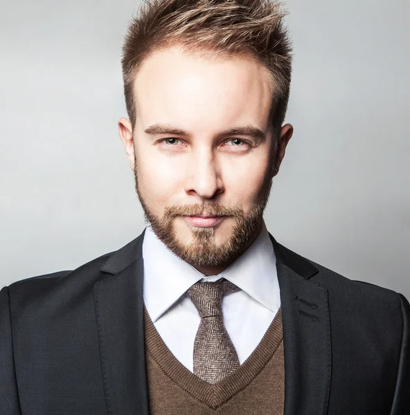 Elegante & Positivo jovem bonito homem em traje. Estúdio retrato de moda . — Fotografia de Stock