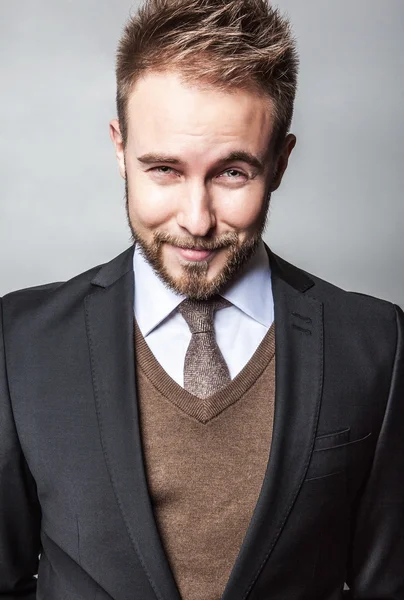 Elegante & Positivo jovem bonito homem em traje. Estúdio retrato de moda . — Fotografia de Stock