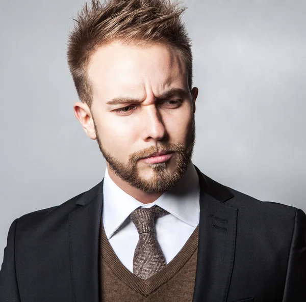 Elegante e Positivo giovane bell'uomo in costume. Studio ritratto di moda . — Foto Stock