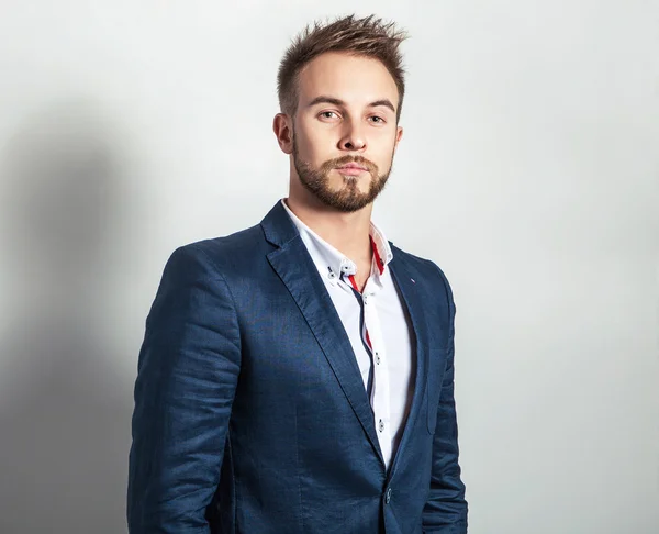 Elegante y amable joven guapo hombre en traje. Estudio retrato de moda . —  Fotos de Stock