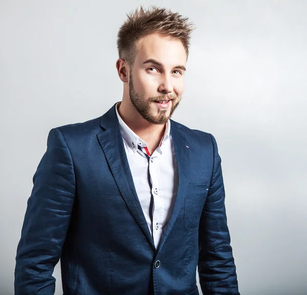 Zarif ve samimi yakışıklı delikanlı kostüm. Studio moda portre.