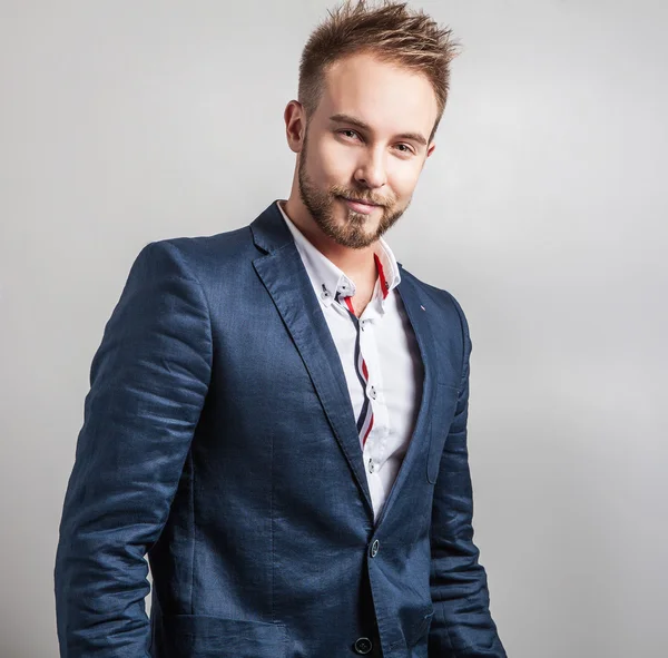 Elegante & amigável jovem bonito homem em traje. Estúdio retrato de moda . — Fotografia de Stock