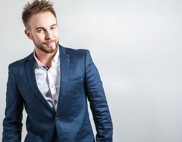 Elegante y amable joven guapo hombre en traje. Estudio retrato de moda . —  Fotos de Stock