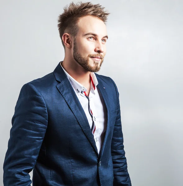 Elegante e amichevole giovane bell'uomo in costume. Studio ritratto di moda . — Foto Stock