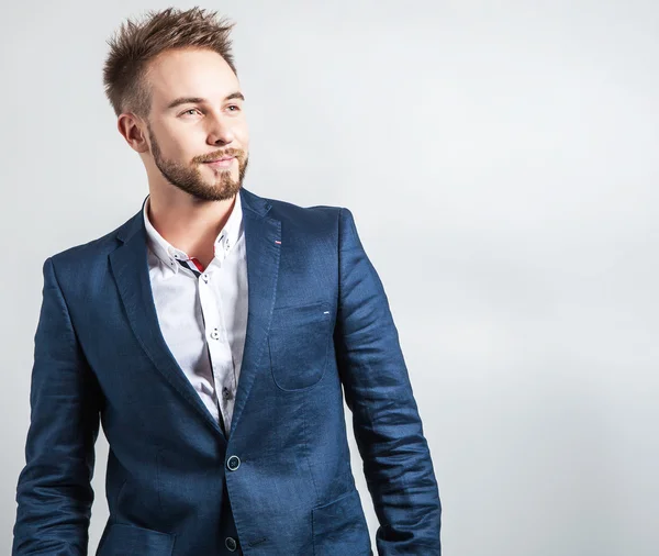 Elegante & amigável jovem bonito homem em traje. Estúdio retrato de moda . — Fotografia de Stock