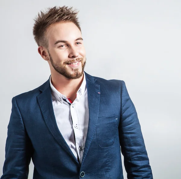 Eleganter und freundlicher junger gutaussehender Mann im Kostüm. Modeporträt im Studio. — Stockfoto