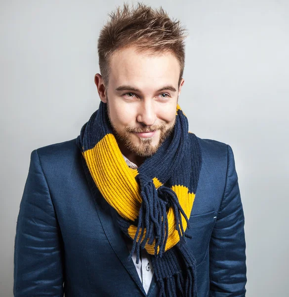 Elegante & Positivo jovem bonito homem em cachecol colorido. Estúdio retrato de moda . — Fotografia de Stock