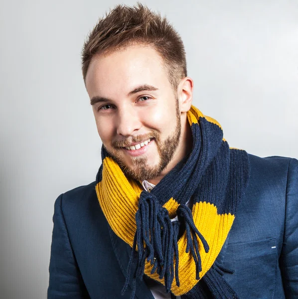 Elegant ve pozitif renkli eşarp genç yakışıklı adam. Studio moda portre.
