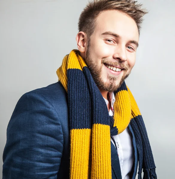 Elegant ve pozitif renkli eşarp genç yakışıklı adam. Studio moda portre.