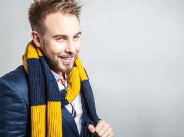 Elegant ve pozitif renkli eşarp genç yakışıklı adam. Studio moda portre.