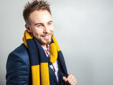 Elegant ve pozitif renkli eşarp genç yakışıklı adam. Studio moda portre.