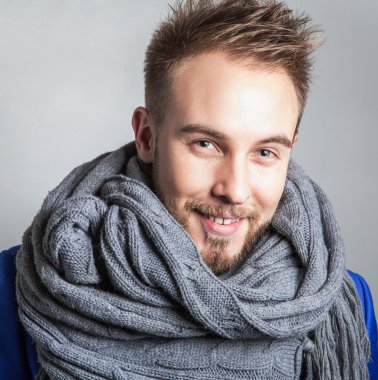 Elegant ve pozitif eşarp genç yakışıklı adam. Studio moda portre.