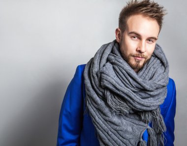 Elegant ve pozitif eşarp genç yakışıklı adam. Studio moda portre.