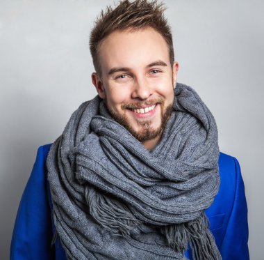 Elegant ve pozitif eşarp genç yakışıklı adam. Studio moda portre.