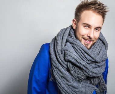 Elegant ve pozitif eşarp genç yakışıklı adam. Studio moda portre.