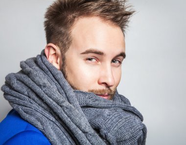Elegant ve pozitif eşarp genç yakışıklı adam. Studio moda portre.