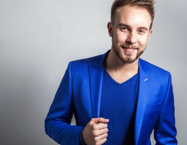 Zarif ve samimi yakışıklı delikanlı kostüm. Studio moda portre.