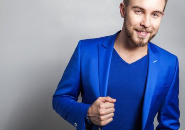 Zarif ve samimi yakışıklı delikanlı kostüm. Studio moda portre.