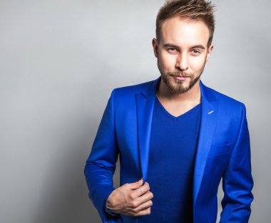 Zarif ve samimi yakışıklı delikanlı kostüm. Studio moda portre.