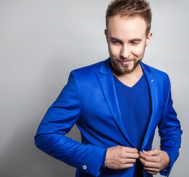 Zarif ve samimi yakışıklı delikanlı kostüm. Studio moda portre.