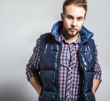 Zarif ve olumlu yakışıklı delikanlı. Studio moda portre.