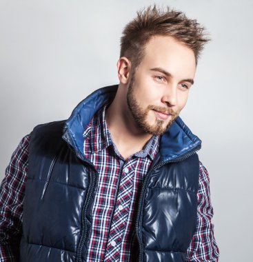 Zarif ve olumlu yakışıklı delikanlı. Studio moda portre.