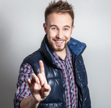 Zarif ve olumlu yakışıklı delikanlı. Studio moda portre.