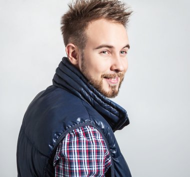 Zarif ve olumlu yakışıklı delikanlı. Studio moda portre.