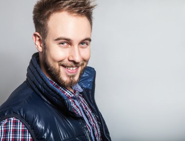 Zarif ve olumlu yakışıklı delikanlı. Studio moda portre.