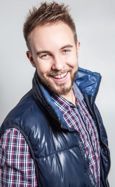 Zarif ve olumlu yakışıklı delikanlı. Studio moda portre.