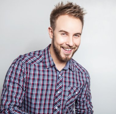 Zarif ve olumlu yakışıklı delikanlı. Studio moda portre.