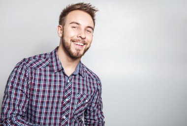 Zarif ve olumlu yakışıklı delikanlı. Studio moda portre.