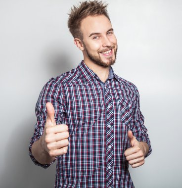 Zarif ve olumlu yakışıklı delikanlı. Studio moda portre.