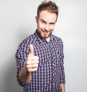 Zarif ve olumlu yakışıklı delikanlı. Studio moda portre.