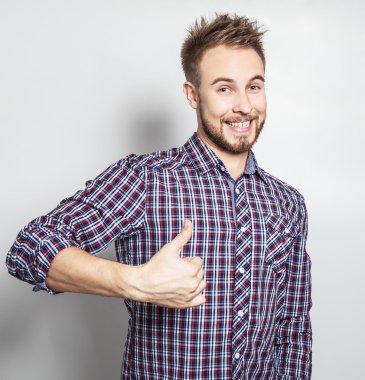 Zarif ve olumlu yakışıklı delikanlı. Studio moda portre.