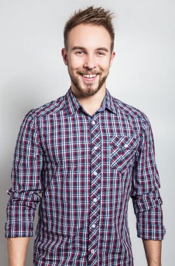 Zarif ve olumlu yakışıklı delikanlı. Studio moda portre.