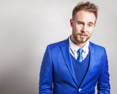 Zarif ve samimi yakışıklı delikanlı modaya uygun kostüm. Stüdyo adam portresi.