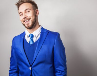 Zarif ve samimi yakışıklı delikanlı modaya uygun kostüm. Stüdyo adam portresi.