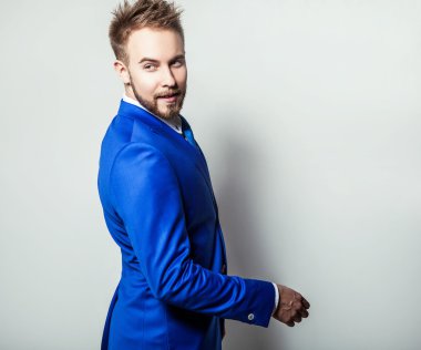 Zarif ve samimi yakışıklı delikanlı modaya uygun kostüm. Stüdyo adam portresi.