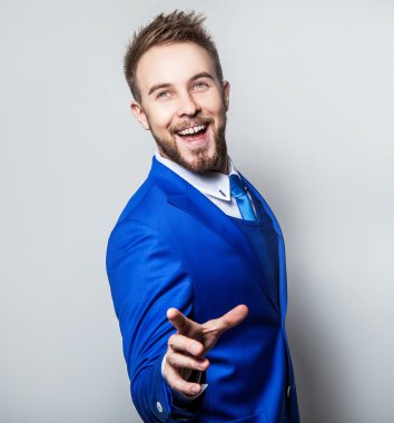 Zarif ve samimi yakışıklı delikanlı modaya uygun kostüm. Stüdyo adam portresi.