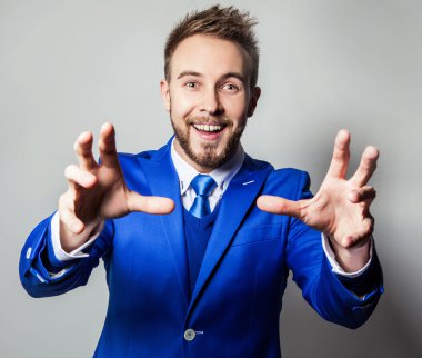 Zarif ve samimi yakışıklı delikanlı modaya uygun kostüm. Stüdyo adam portresi.