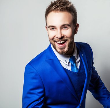 Zarif ve samimi yakışıklı delikanlı modaya uygun kostüm. Stüdyo adam portresi.