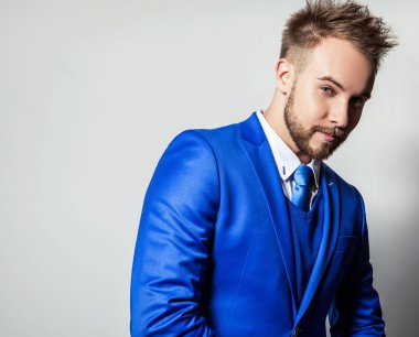 Zarif ve samimi yakışıklı delikanlı modaya uygun kostüm. Stüdyo adam portresi.